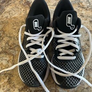 Men’s size 7.5 Nike elevate 2 basketball shoes.